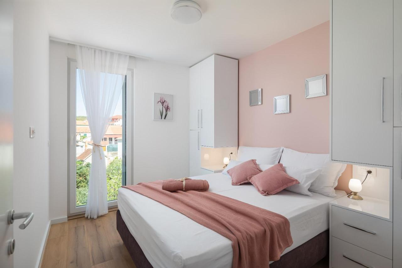 Apartment Luxury Dreams In Okrug With Swimming Pool, Sea View, Wifi, Parking Trogir